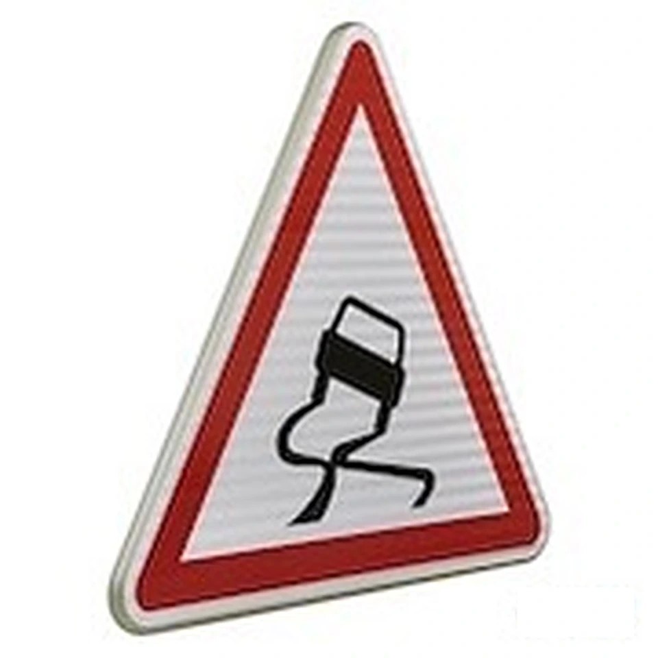Panneau A4 — Chaussée particulièrement glissante — réf. SR-A4